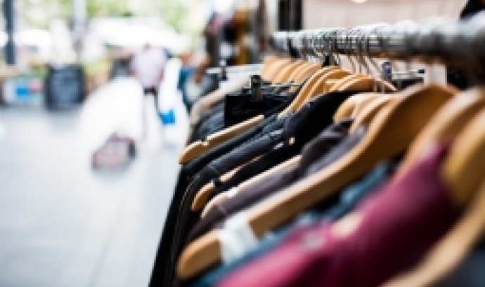 El mercat tindrà roba de l’actual col·lecció d’estiu de l’entitat a preus especials, a més de complements i una zona outlet. Font: Unsplash.