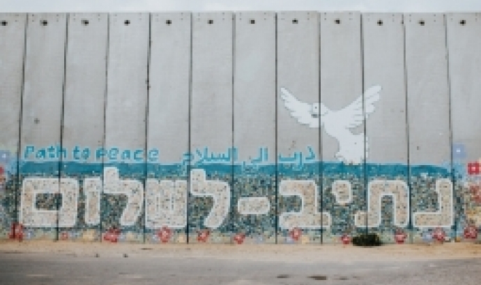 Mur amb pintades a favor de la pau. Font: Cole Keister