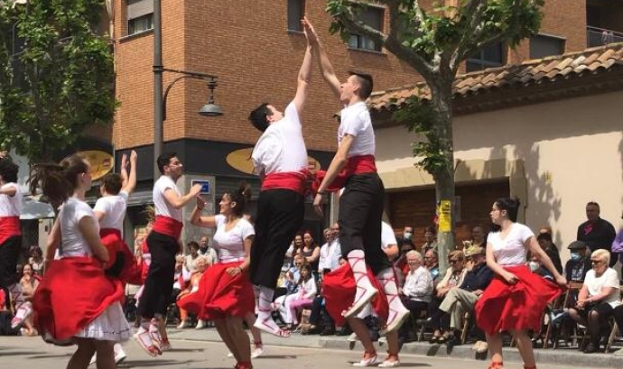 Imatge de la colla de joves de Martorelles a Santa Perpetua de Mogoda durant una actuació. Font: Agrupació Ball de Gitanes de Martorelles