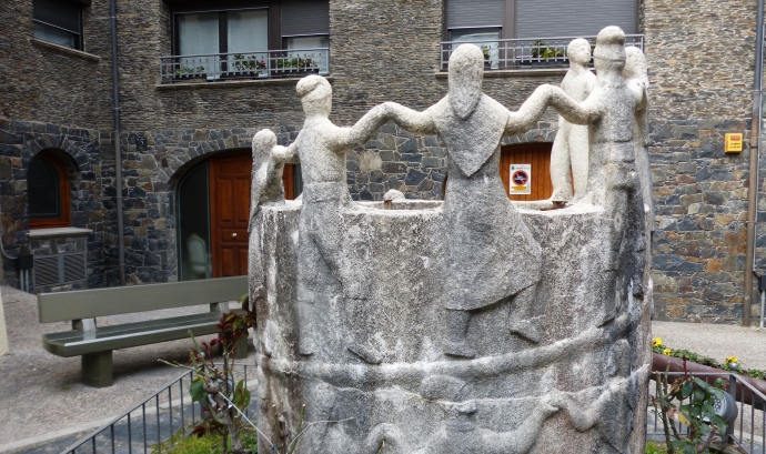 Fotografia de l'escultura d'homenatge al contrapàs a Andorra