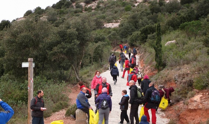 Jornada de voluntariat ambiental per la neteja dels boscos de Montserrat amb la Creu Roja Montserrat (imatge: creu roja montserrat) 