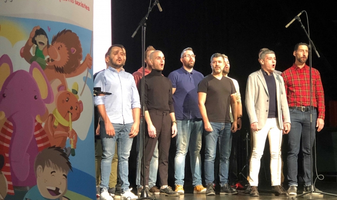 Els membres de Barcelona Gay Men's Chorus van amenitzar l'acte de presentació de la campanya de recollida de joguines.  Font: Creu Roja