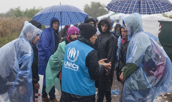 Una treballadora de l'ACNUR parlant amb persones refugiades a Croàcia Font: 