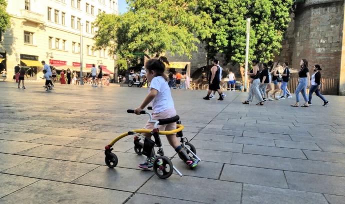 L’Emma Joana fent proves per preparar la cursa infantil adaptada davant de la Catedral de Barcelona. Font: Noemí Font