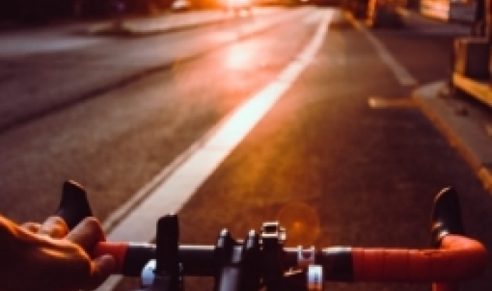 La jornada compta amb una pedalada i una classe magistral ‘Cicloindoor’ de Melcior Mauri. Font: Unsplash.
