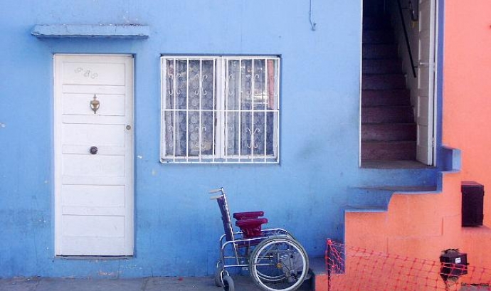 Barreres que troben algunes persones discapacitades. Font: panshipanshi (flickr) Font: 