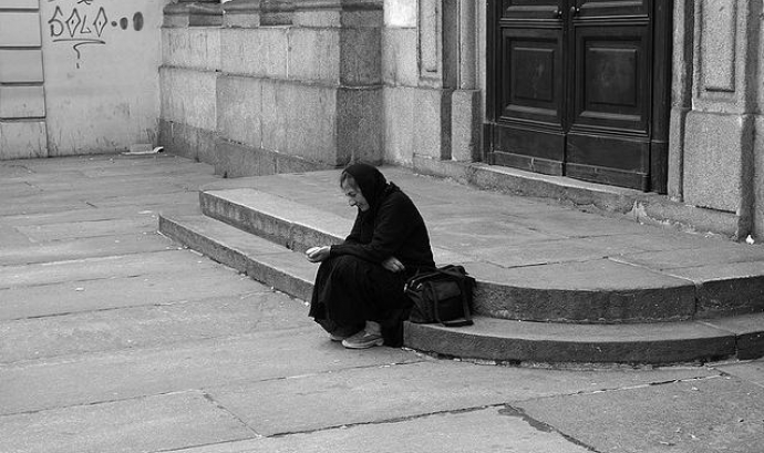 Dona víctima de la pobresa. Font: Teo's photo (flickr.com) Font: 