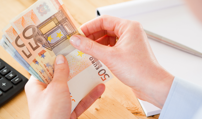 El salari mínim interprofessional passa de 1.000 euros bruts al mes a 1.080. Font: Canva.