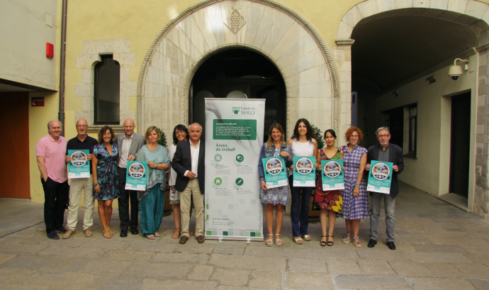 Grup de persones publicitant el concert d'havaneres en clau femenina "Dones a la Mar" a benefici de la Fundació SER.GI