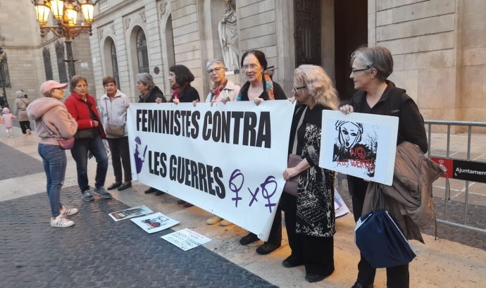 Dones x Dones es manifesta en silenci cada dijous per protestar contra les guerres. Font: Dones x Dones