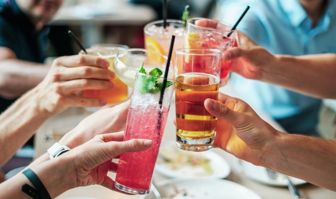 Un grup d'amigues brindant amb begudes alcohòliques refrescants. Font: Bridgesward (Pixabay)