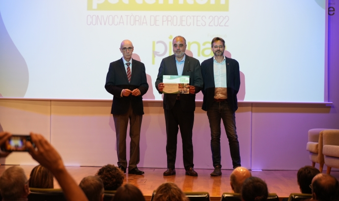 El director general de la Fundació Ave Maria, Jordi Cerezuela, recull el premi de la Fundació Pinnae Font: Fundació Ave Maria