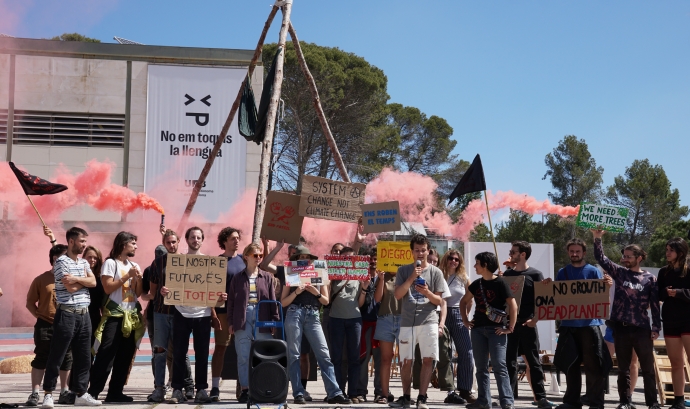Algunes de les joves activistes a la plaça Cívica de la Universitat Autònoma de Barcelona. Font: End fossil Barcelona