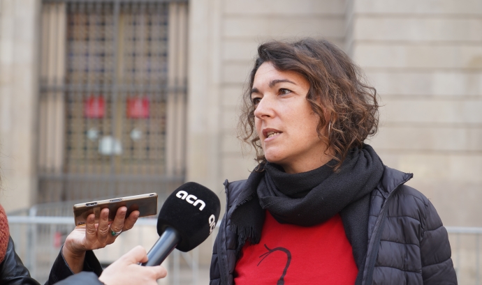 La Maria Campuzano, portaveu de l'Aliança contra la Pobresa Energètica, a les portes de l'Ajuntament de Barcelona. Font: APE