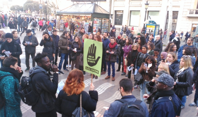 Participants de l'acció 'Petjada invisible. Ruta per La Rambla amb perspectiva antiracista' Font: SOS Racisme Catalunya