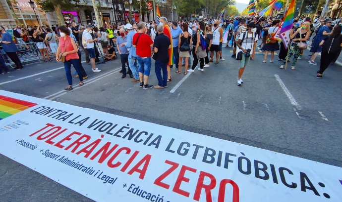Manifestació al passeig de Gràcia contra la LGTBIfòbia. Font: FLG