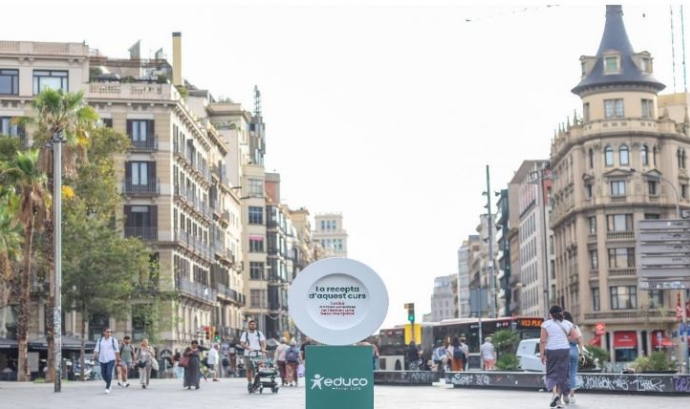 L'ONG Educo ha instal·lat un plat buit a la plaça Universitat de Barcelona per demanar més recursos per a les beques menjador. Font: Educo