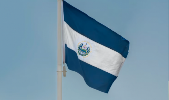 Bandera d'El Salvador per il·lustrar la sessió 'Violència i crim organitzat a Centreamèrica'. Font: Llicència CC Unsplash