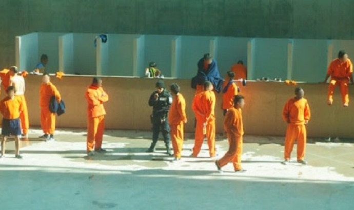 Persones preses al pati de la presó. Font: elmartiriorehabilita.blogspot.com