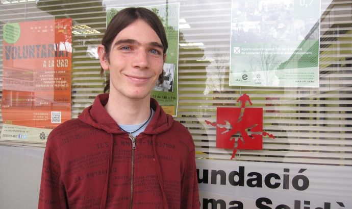 Martín Endara davant l'espai de la Fundació Autònoma Solidària. Font: 