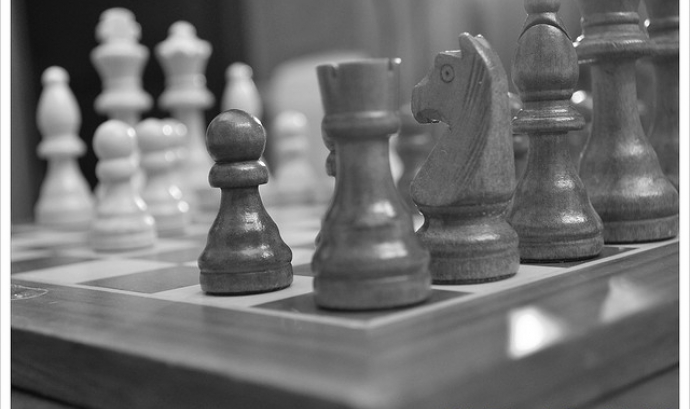 Peces blanques i negres dels escacs. Cooperació_Gabriel Joandet ©_Flickr
