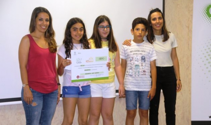 Els i les joves cooperativistes van lliurar els talons a les entitats beneficiàries Font: Ajuntament de Martorell