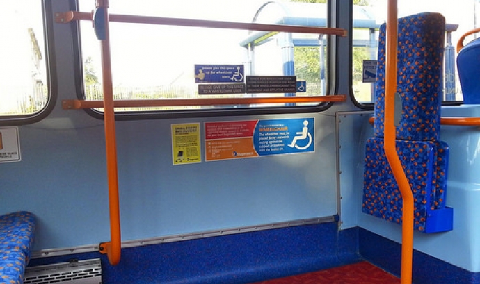 Espai reservat per cadires de rodes en un autobús Font: 