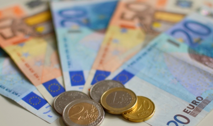Euro Note Currency - EnvironmentBlog - Flickr Font: 