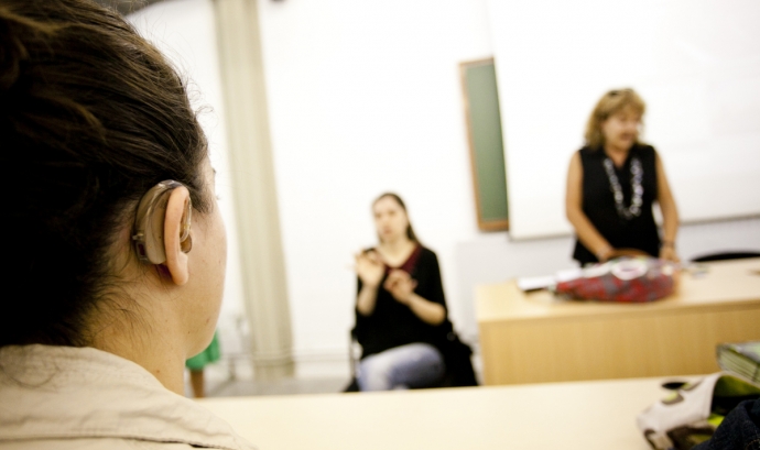 Alumna amb sordesa a una aula de la UAB. Font: PIUNE_FAS Font: 