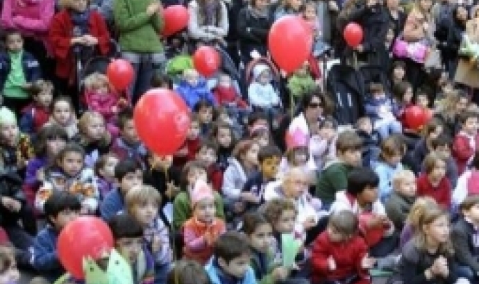 Nens i nenes en una edició anterior de la Festa. Foto: Plataforma per la Llengua