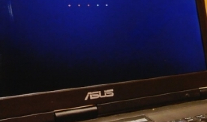 Fotografia d'un ordinador portàtil amb el sistema operatiu GNU/Linux Ubuntu. Imatge de Finnsland. Llicència d'ús CC BY SA 2.0