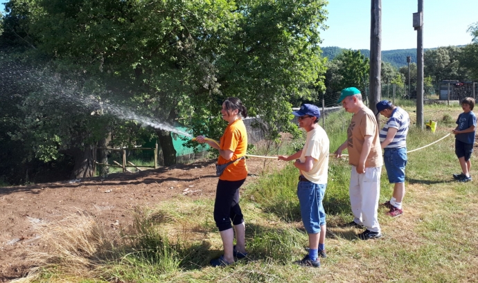 Usuaris i usuàries de Sant Tomàs fent tasques de voluntariat ambiental. Font: PARMO