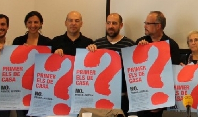 Foto de grup en la presentació de la campanya antiracista No votis injustícia Font: 