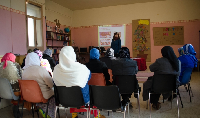 Aula amb dones fent formació. Font: Càritas Girona Font: 