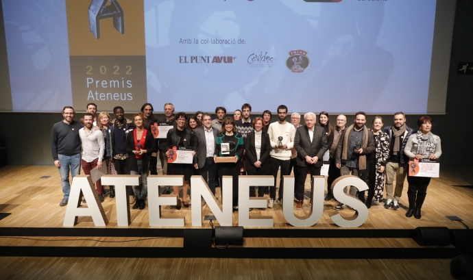 Foto de família amb les guardonades durant la 33a edició dels Premis Ateneus. Font: Toni Galito