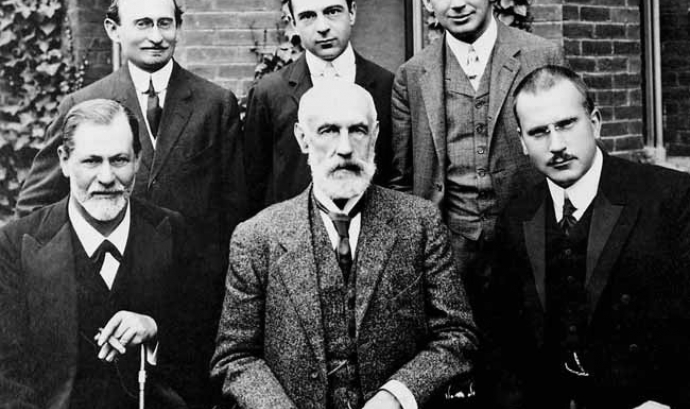 Hall Freud Jung in front of Clark. Font: commons.wikimedia.org