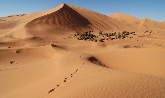 Desert del Sàhara amb petjades de persones