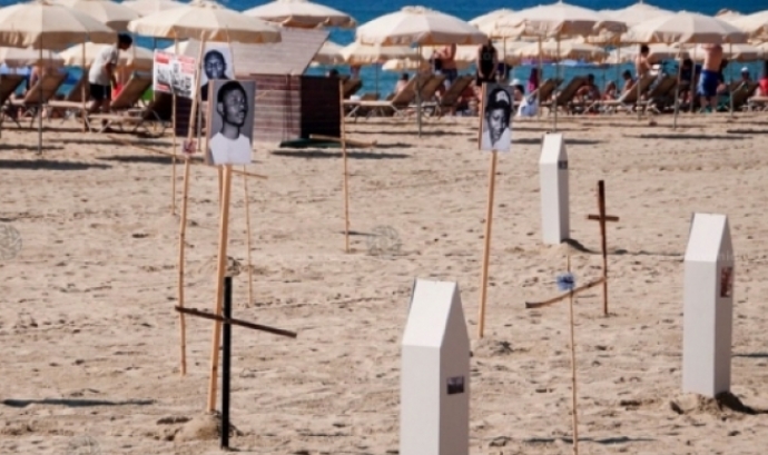 Imatge oficial de l'edició de la jornada Fronteres Invisibles d'enguany, a la platja del Bogatell de Barcelona. Font: Tanquem els CIE