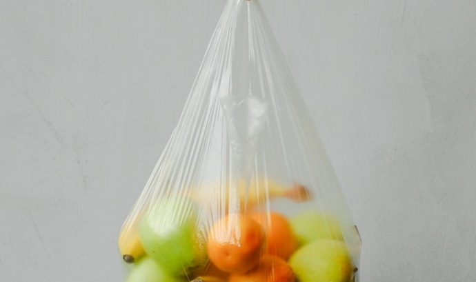 Bossa de plàstic amb fruita Font: Pexels