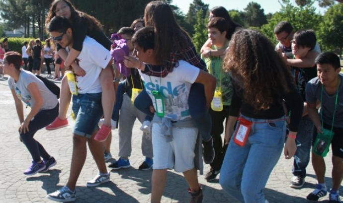 Joves participant en una gimcana. Font: Fundació Catalana de l'Esplai