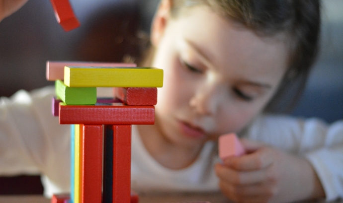 Un infant juga amb un joc de construccions. Font: Pixabay