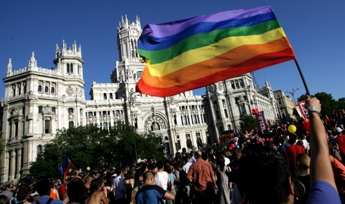 Fotografia de la manifestació de l'orgull gai treta del web de FELGTB Font: 