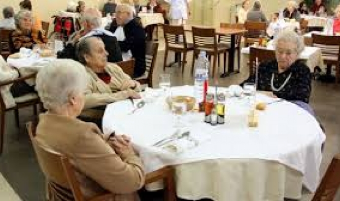 Imatge de persones grans en una residència. Font: web cugat.cat Font: 