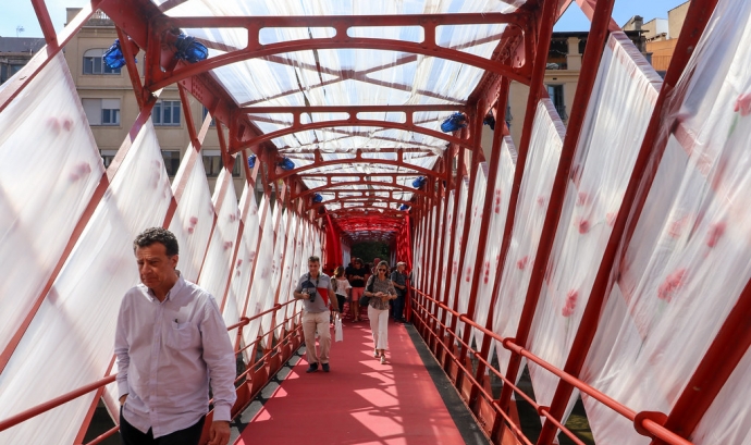 Ciutadania de Girona caminant pel pont de ferro. Font: Joan, Flickr