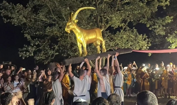 La Festa de la Cabra d'Or té el seu origen en una llegenda popular de Moià.  Font: Instagram @lacabrador
