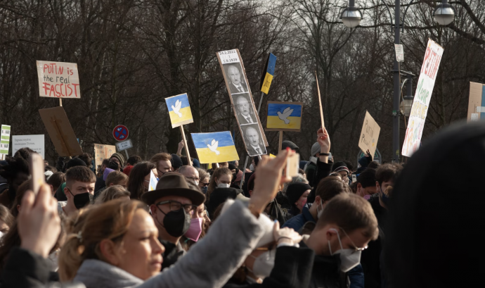 NOVACT ha llençat un informe en el qual es detallen les accions i actuacions de no-violència de la societat civil ucraïnesa per combatre l'exèrcit rus. Font: Llicència CC Unsplash