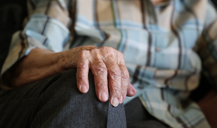 La soledat no desitjada en persones grans requereix un abordatge integral. Font: Pixabay