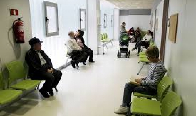 Sala d'espera d'un centre d'atenció primària de salut. Font: web arabalear.cat