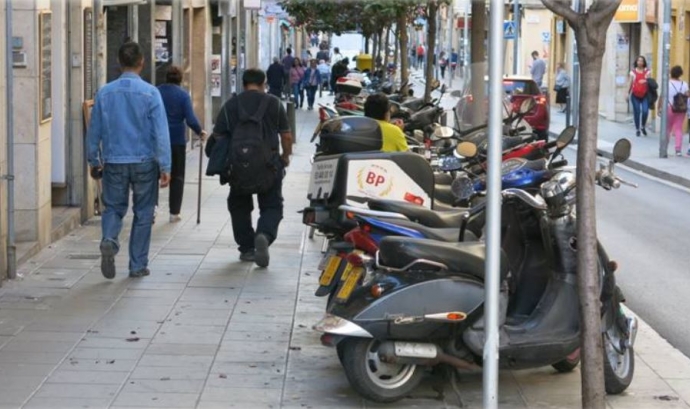  Imatge compartida per Catalunya Camina en la qual es veuen diverses motos mal estacionades a la vorera. Font: Catalunya Camina