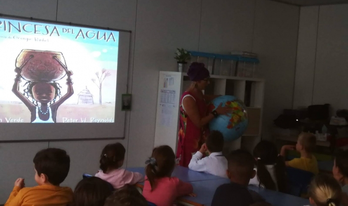 La representació del conte 'La princesa de l'aigua' en una classe Font: OAT